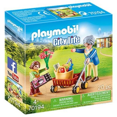 City life - petite fille et grand-m&egrave;re