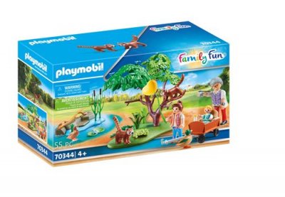 Pandas roux avec enfants