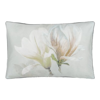 DESIGNERS GUILD Taie d'oreiller imprim&eacute;e en satin de coton, Yulan Magnolia