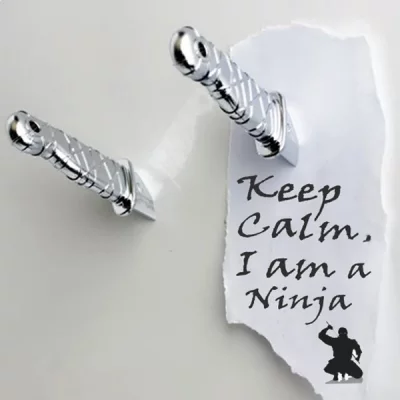 TOTALCADEAU 2 couteaux aimant&eacute;s ninja argent objet deco maison design insolite 