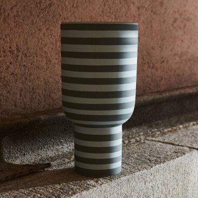 AYTM  - Varia Vase sculptural, &Oslash; 15 x H 30 cm, vert poussi&eacute;reux / for&ecirc;t