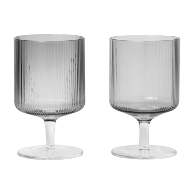 FERM LIVING Carafe & verre - Set de 2 verres &agrave; vin RIPPLE Gris fum&eacute;