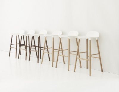 Chaise de bar Form avec structure en bois - rouge - Noyer - 65 cm