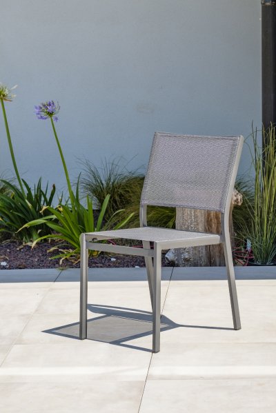DCB GARDEN Chaise de jardin empilable en aluminium et toile plastifi&eacute;e anthracite