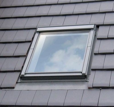 VELUX Fen&ecirc;tre de toit &agrave; rotation - Confort - Motorisation Integra - GGU CK04 007621 55x98