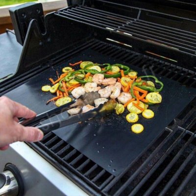 Feuille de cuisson antiadh&eacute;sive et r&eacute;utilisable pour barbecue et four