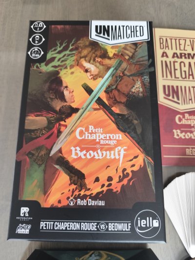 IELLO  Jeu Unmatched - Petit Chaperon Rouge vs Beowulf