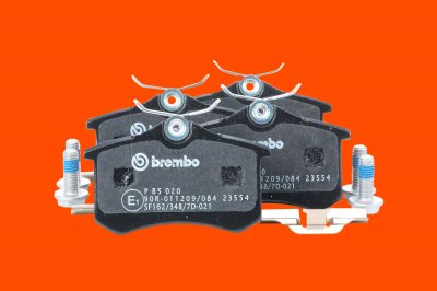 BREMBO Jeu de 4 plaquettes de frein  P 85 020