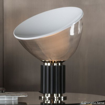 FLOS Lampe de table design en plastique et m&eacute;tal noir Taccia - 