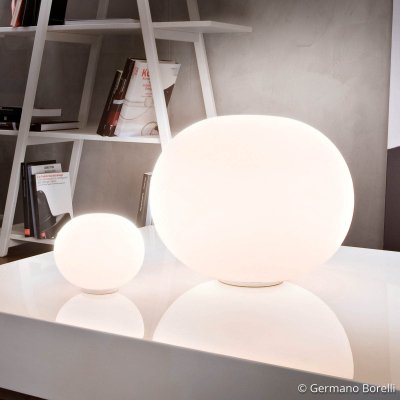 FLOS Lampe de table design en verre opalin 45 x 36 cm Glo-Ball - 