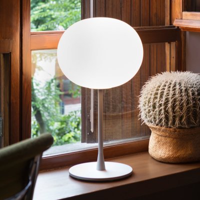 FLOS Lampe de table design en verre opalin et acier argent&eacute; Glo-Ball - 