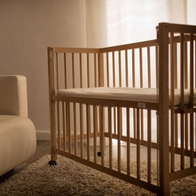 TISSI Lit b&eacute;b&eacute; &agrave; barreaux cododo en h&ecirc;tre massif naturel 40x90 cm 
