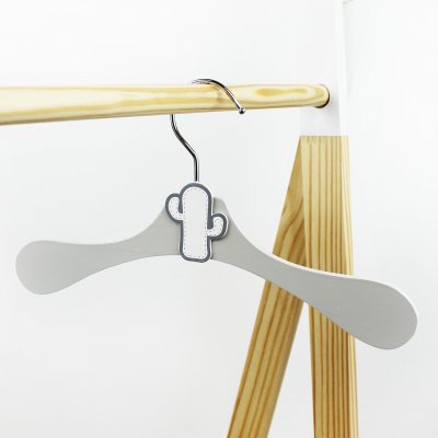 MONSIEUR BEBE Lot de 10 cintres en bois 28 cm pour b&eacute;b&eacute;, enfant avec crochet pivotant - Cactus blanc