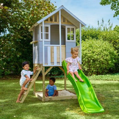 TP TOYS Maisonnette sur pilotis balcon et glissi&egrave;re en bois gris fsc&reg;