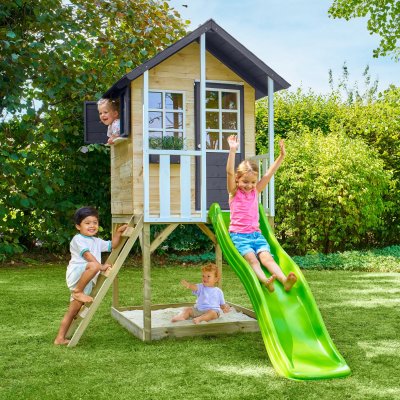 TP TOYS Maisonnette sur pilotis balcon et glissi&egrave;re en bois marron fsc&reg;