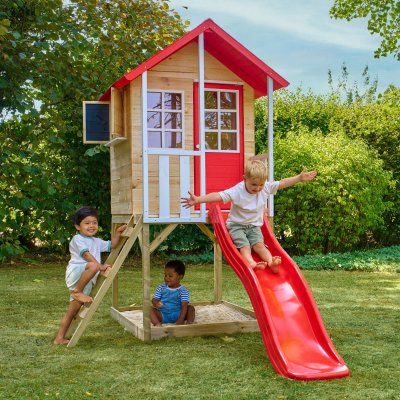 TP TOYS Maisonnette sur pilotis balcon et glissi&egrave;re en bois rouge fsc&reg;