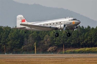 TRUMPETER Maquette avion  DC-3- 1/48 - Maquette d'avion