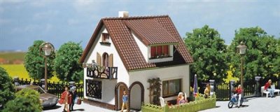 FALLER Mod&eacute;lisme ho : maison avec pi&egrave;ce mansard&eacute;e