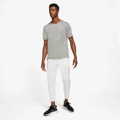 NIKE  T-shirt homme Dri-FIT Rise 365 . Couleur: Gris