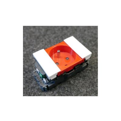 LEGRAND Prise pour goulotte clippage direct du Programme Mosa&iuml;c - 2P+T - 2 modules - Rouge &agrave; d&eacute;trompage