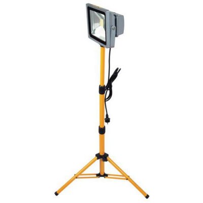 HTTPS: OUTIROR.COM IMG P 1 0 1 6 2 10162.JPG Projecteur de chantier LED 30 watt 2250 lumen IP65 sur tr&eacute;pied