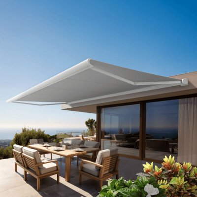 OMBRAZUR Store banne Coffre PROTECT 2 Blanc 5x3.5m Motoris&eacute; - Toile Grise Ray&eacute;e