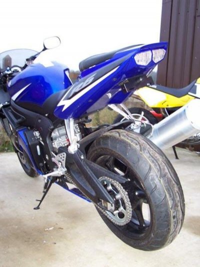 R&G RACING Support de plaque d&acute;immatriculation  noir Yamaha YZF-R1 02
