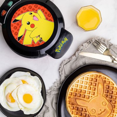 UNCANNY BRANDS  POKEMON - Pikachu - Gaufrier - - Cuisine