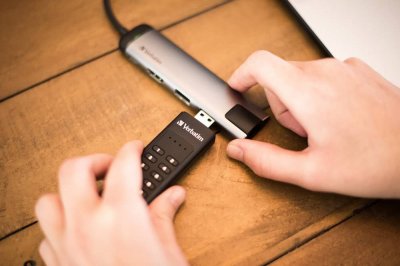 VERBATIM  Cl&eacute; USB s&eacute;curis&eacute;e par code - 64 Go - Type A